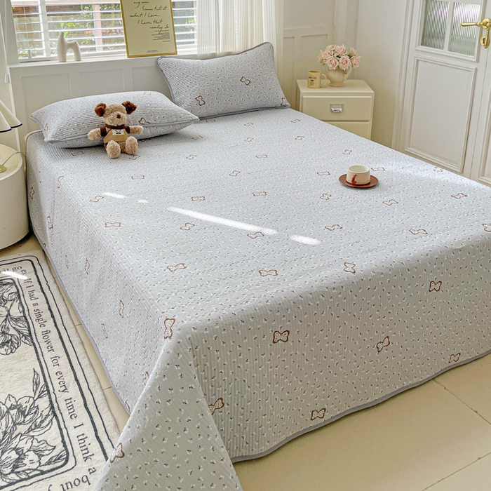 91家纺网 家纺一手货源 找家纺 金丝兔 2025新款小清新亲肤印花水洗棉单床盖 夹棉床盖 床盖三件套 小樱结-灰