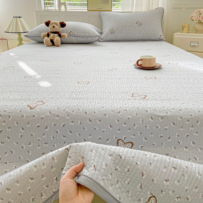 91家纺网 家纺一手货源 找家纺 金丝兔 2025新款小清新亲肤印花水洗棉单床盖 夹棉床盖 床盖三件套 小樱结-灰