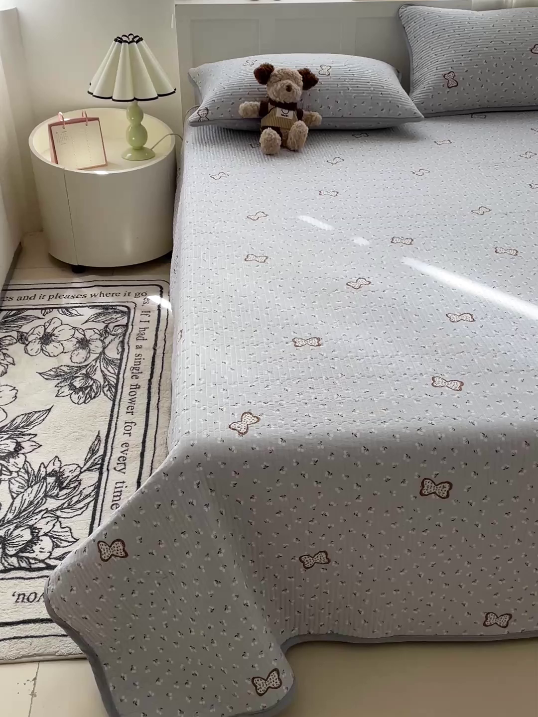 91家纺网 家纺一手货源 找家纺 金丝兔 2025新款小清新亲肤印花水洗棉单床盖 夹棉床盖 床盖三件套 小樱结-灰