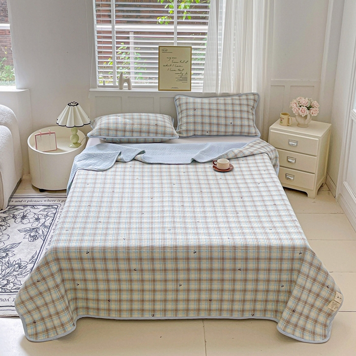 91家纺网 家纺一手货源 找家纺 金丝兔 2025新款小清新亲肤印花水洗棉单床盖 夹棉床盖 床盖三件套 樱桃小格