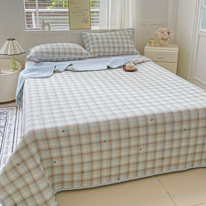 91家纺网 家纺一手货源 找家纺 金丝兔 2025新款小清新亲肤印花水洗棉单床盖 夹棉床盖 床盖三件套 樱桃小格