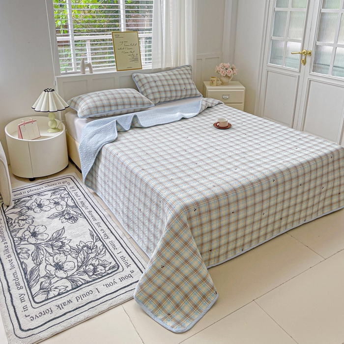 91家纺网 家纺一手货源 找家纺 金丝兔 2025新款小清新亲肤印花水洗棉单床盖 夹棉床盖 床盖三件套 樱桃小格