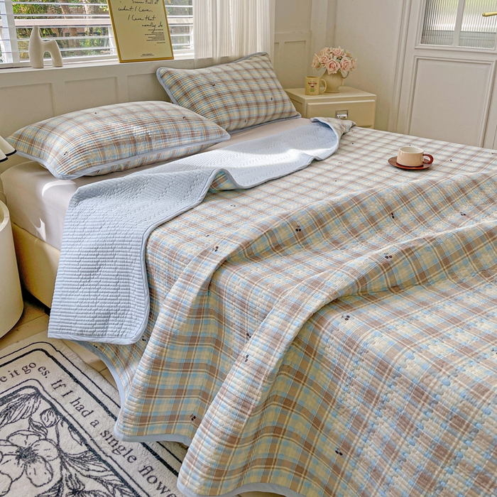 91家纺网 家纺一手货源 找家纺 金丝兔 2025新款小清新亲肤印花水洗棉单床盖 夹棉床盖 床盖三件套 樱桃小格