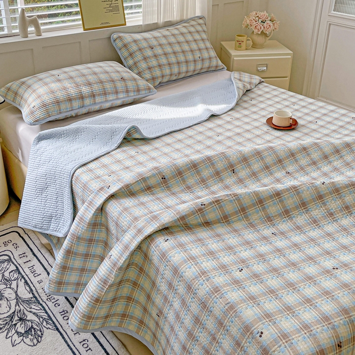 91家纺网 家纺一手货源 找家纺 金丝兔 2025新款小清新亲肤印花水洗棉单床盖 夹棉床盖 床盖三件套 樱桃小格