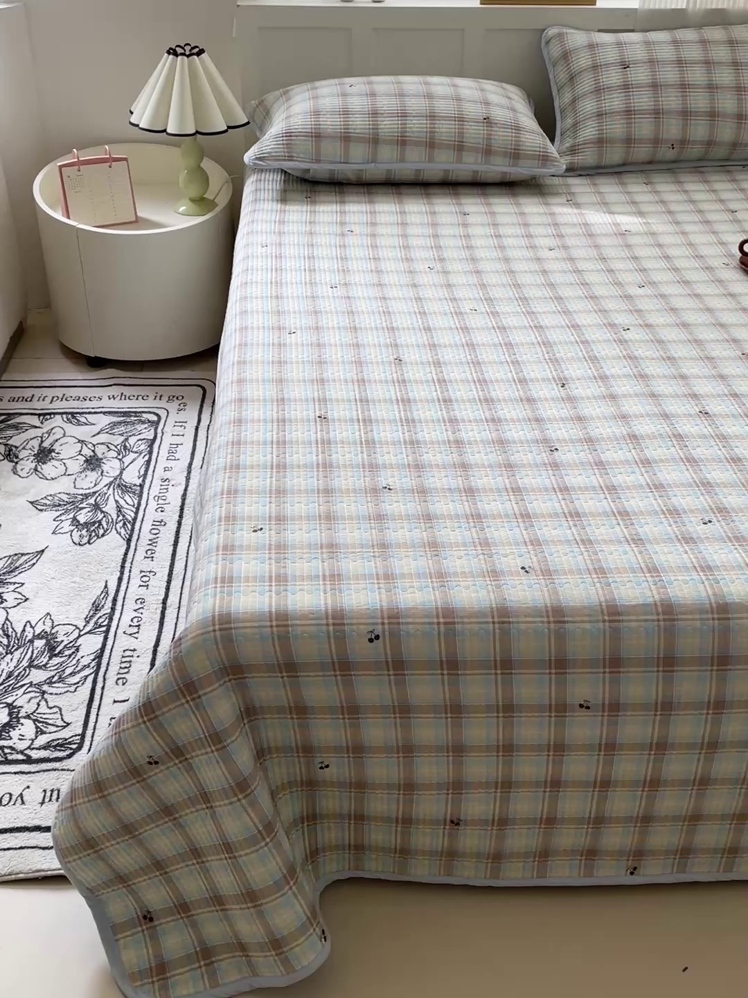 91家纺网 家纺一手货源 找家纺 金丝兔 2025新款小清新亲肤印花水洗棉单床盖 夹棉床盖 床盖三件套 樱桃小格