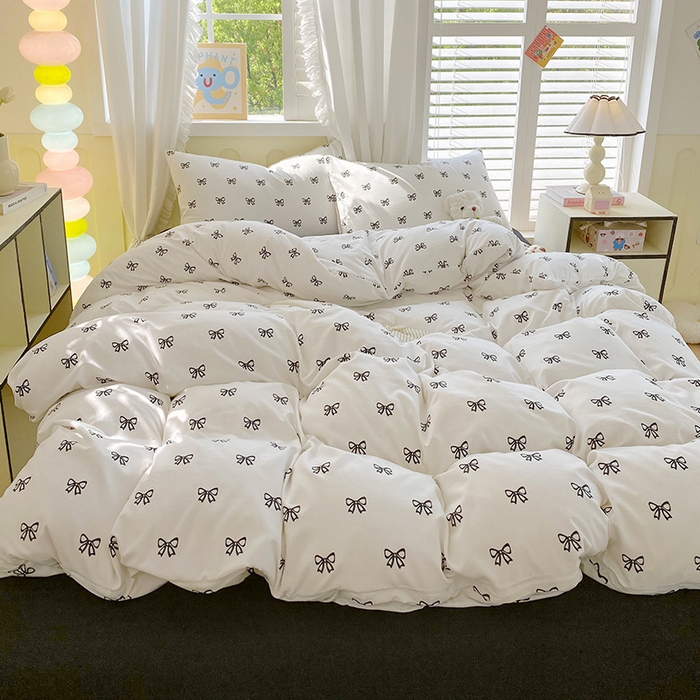 91家纺网 家纺一手货源 找家纺 雨彤家纺 2025年新款软糯糯云朵水洗棉印花四件套 黑色蝴蝶结