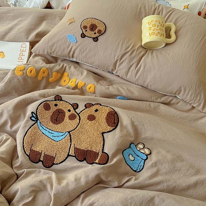 91家纺网 家纺一手货源 找家纺 易辰美 2025新款水洗棉毛巾绣夏被空调被夏凉被四件套 卡皮巴拉