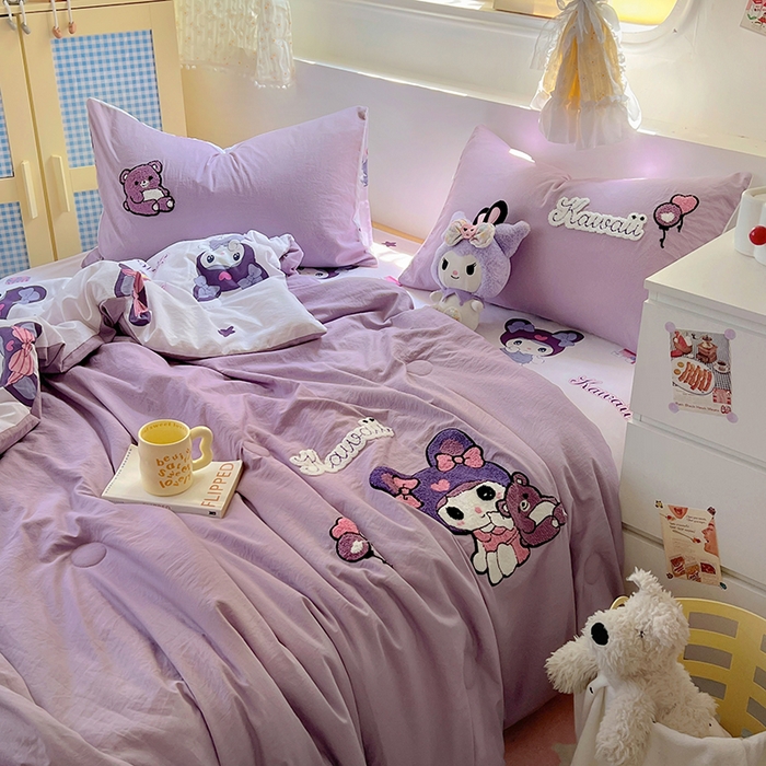 91家纺网 家纺一手货源 找家纺 易辰美 2025新款水洗棉毛巾绣夏被空调被夏凉被四件套 库洛米