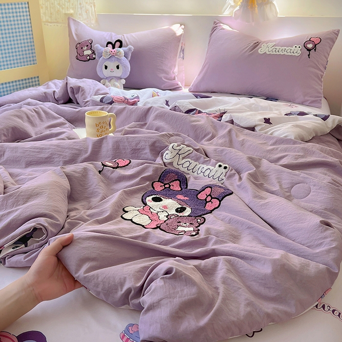 91家纺网 家纺一手货源 找家纺 易辰美 2025新款水洗棉毛巾绣夏被空调被夏凉被四件套 库洛米