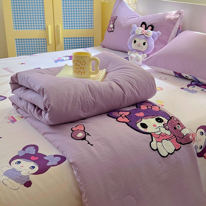 91家纺网 家纺一手货源 找家纺 易辰美 2025新款水洗棉毛巾绣夏被空调被夏凉被四件套 库洛米