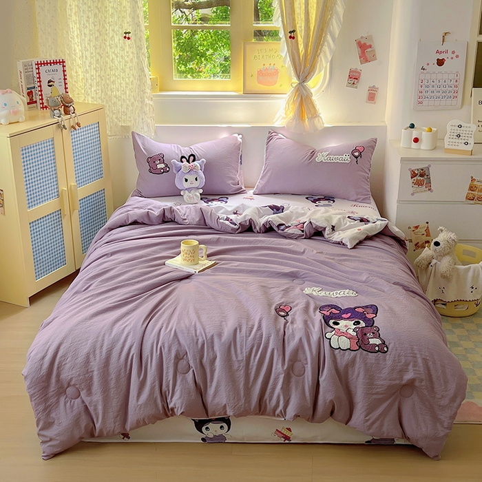 91家纺网 家纺一手货源 找家纺 易辰美 2025新款水洗棉毛巾绣夏被空调被夏凉被四件套 库洛米