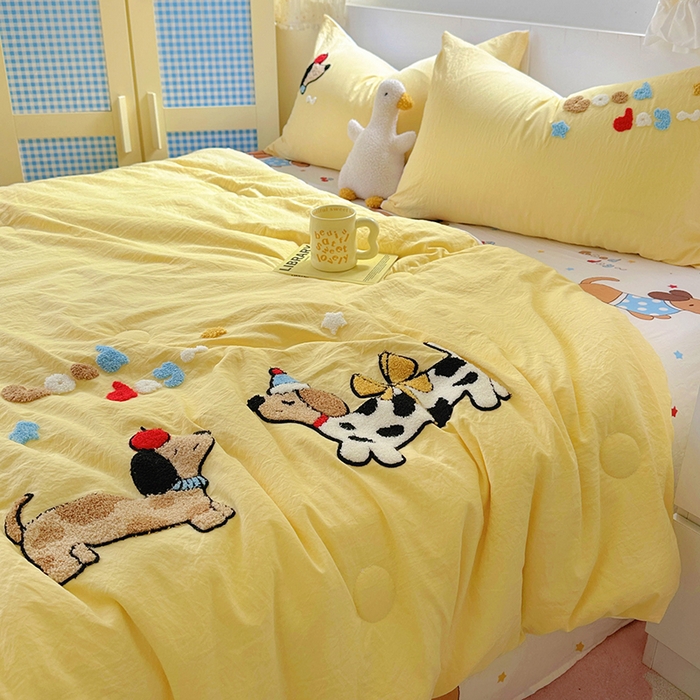 91家纺网 家纺一手货源 找家纺 易辰美 2025新款水洗棉毛巾绣夏被空调被夏凉被四件套 斑点狗（黄）