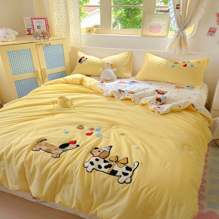 91家纺网 家纺一手货源 找家纺 易辰美 2025新款水洗棉毛巾绣夏被空调被夏凉被四件套 斑点狗（黄）