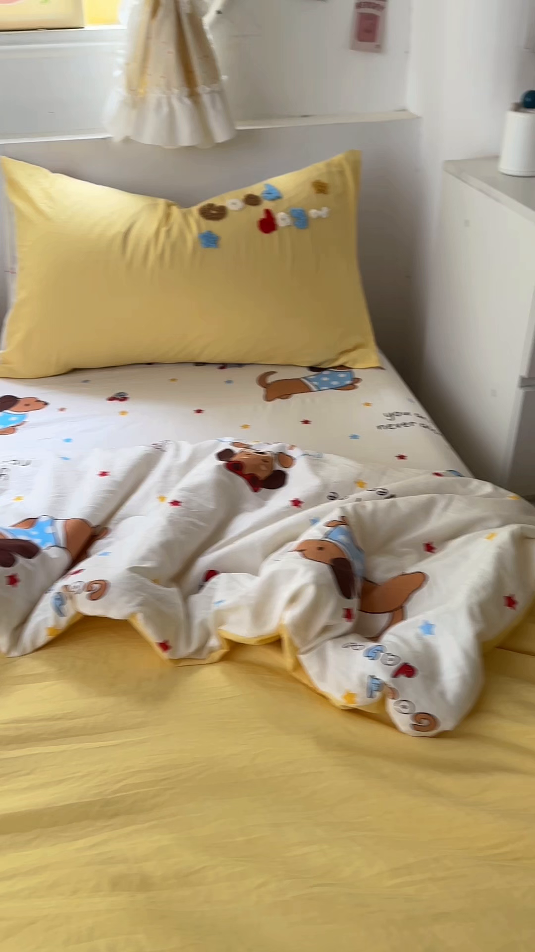 91家纺网 家纺一手货源 找家纺 易辰美 2025新款水洗棉毛巾绣夏被空调被夏凉被四件套 斑点狗（黄）