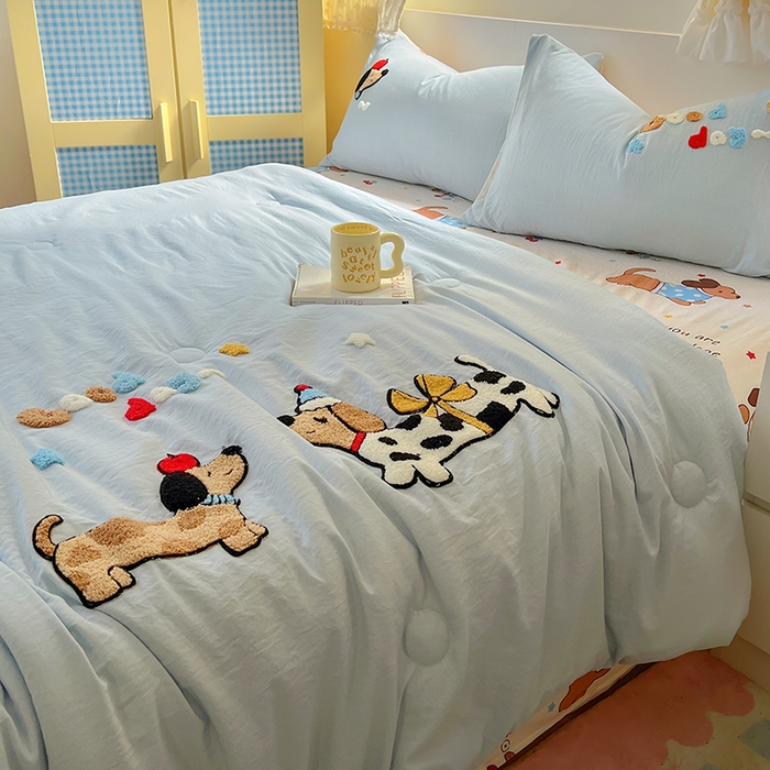 91家纺网 家纺一手货源 找家纺 易辰美 2025新款水洗棉毛巾绣夏被空调被夏凉被四件套 斑点狗（兰）