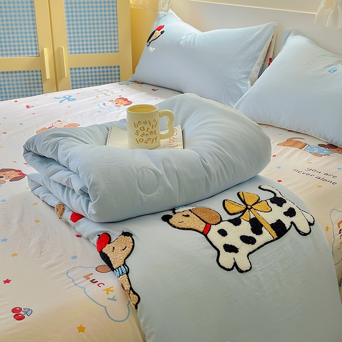 91家纺网 家纺一手货源 找家纺 易辰美 2025新款水洗棉毛巾绣夏被空调被夏凉被四件套 斑点狗（兰）