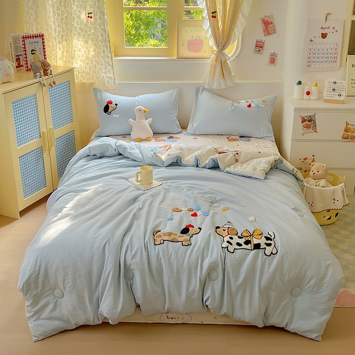 91家纺网 家纺一手货源 找家纺 易辰美 2025新款水洗棉毛巾绣夏被空调被夏凉被四件套 斑点狗（兰）