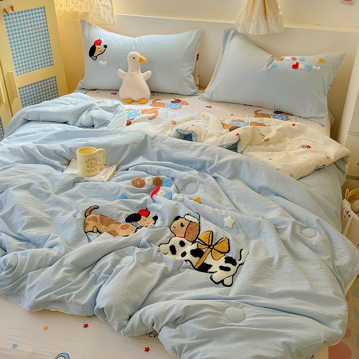 91家纺网 家纺一手货源 找家纺 易辰美 2025新款水洗棉毛巾绣夏被空调被夏凉被四件套 斑点狗（兰）