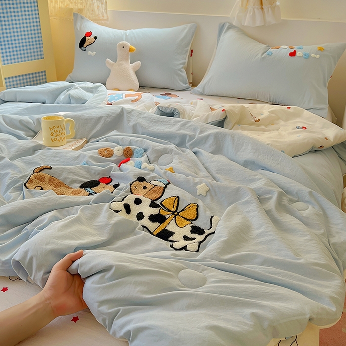 91家纺网 家纺一手货源 找家纺 易辰美 2025新款水洗棉毛巾绣夏被空调被夏凉被四件套 斑点狗（兰）