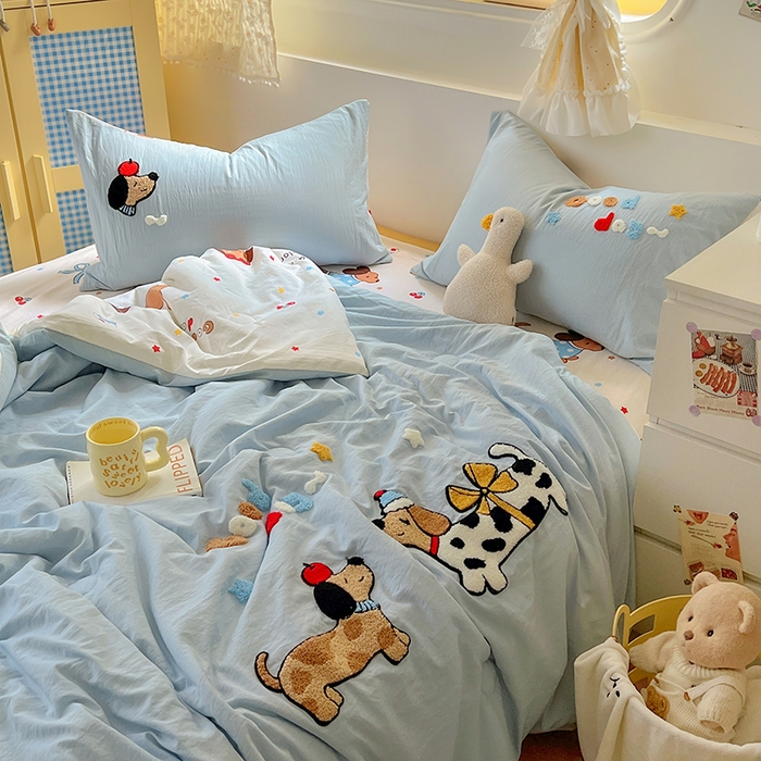 91家纺网 家纺一手货源 找家纺 易辰美 2025新款水洗棉毛巾绣夏被空调被夏凉被四件套 斑点狗（兰）