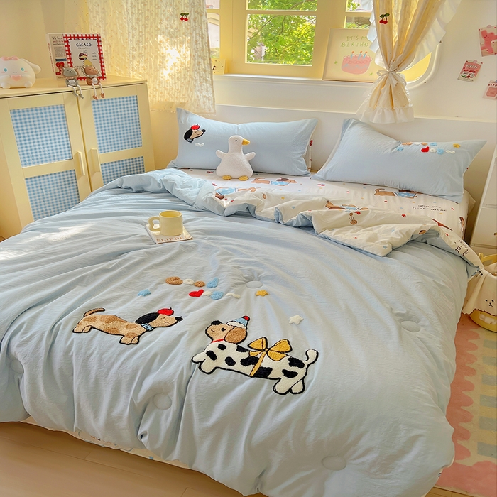 91家纺网 家纺一手货源 找家纺 易辰美 2025新款水洗棉毛巾绣夏被空调被夏凉被四件套 斑点狗（兰）