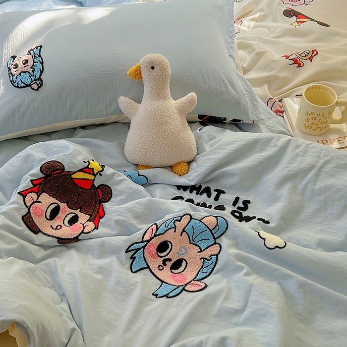 91家纺网 家纺一手货源 找家纺 易辰美 2025新款水洗棉毛巾绣夏被空调被夏凉被四件套 哪吒敖冰（兰）