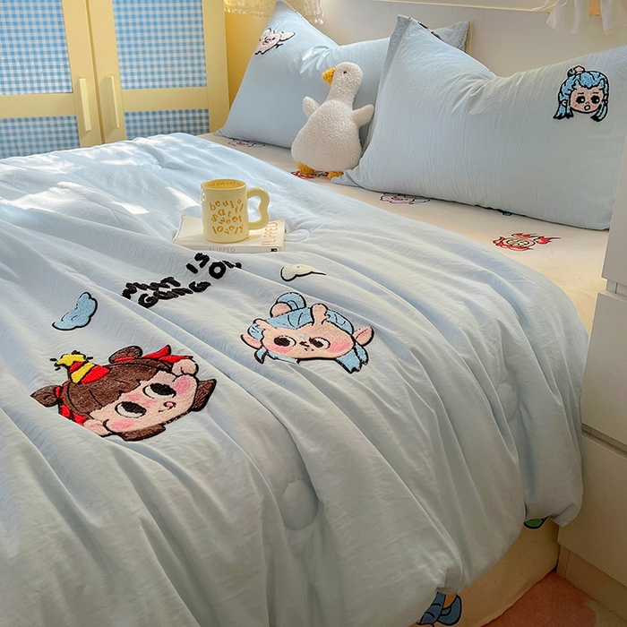 91家纺网 家纺一手货源 找家纺 易辰美 2025新款水洗棉毛巾绣夏被空调被夏凉被四件套 哪吒敖冰（兰）
