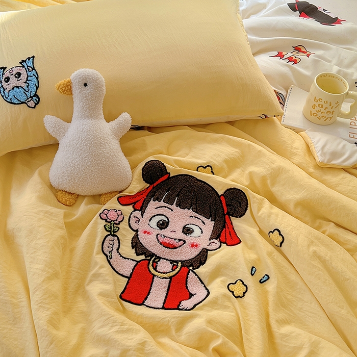 91家纺网 家纺一手货源 找家纺 易辰美 2025新款水洗棉毛巾绣夏被空调被夏凉被四件套 小哪吒（黄）