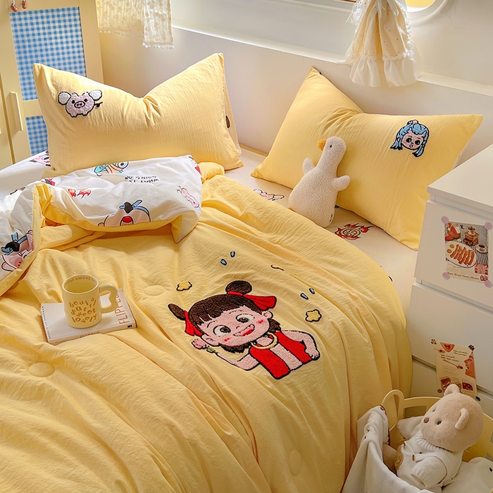 91家纺网 家纺一手货源 找家纺 易辰美 2025新款水洗棉毛巾绣夏被空调被夏凉被四件套 小哪吒（黄）
