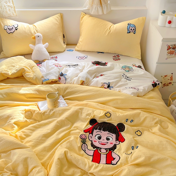 91家纺网 家纺一手货源 找家纺 易辰美 2025新款水洗棉毛巾绣夏被空调被夏凉被四件套 小哪吒（黄）