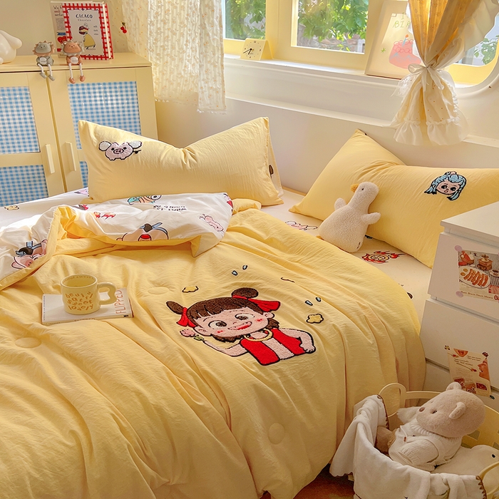 91家纺网 家纺一手货源 找家纺 易辰美 2025新款水洗棉毛巾绣夏被空调被夏凉被四件套 小哪吒（黄）