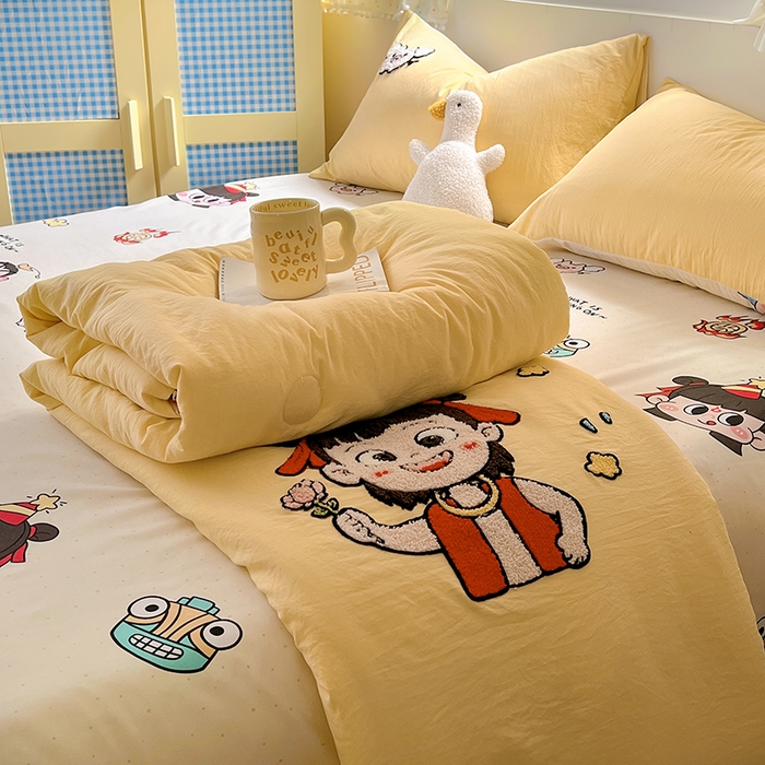 91家纺网 家纺一手货源 找家纺 易辰美 2025新款水洗棉毛巾绣夏被空调被夏凉被四件套 小哪吒（黄）