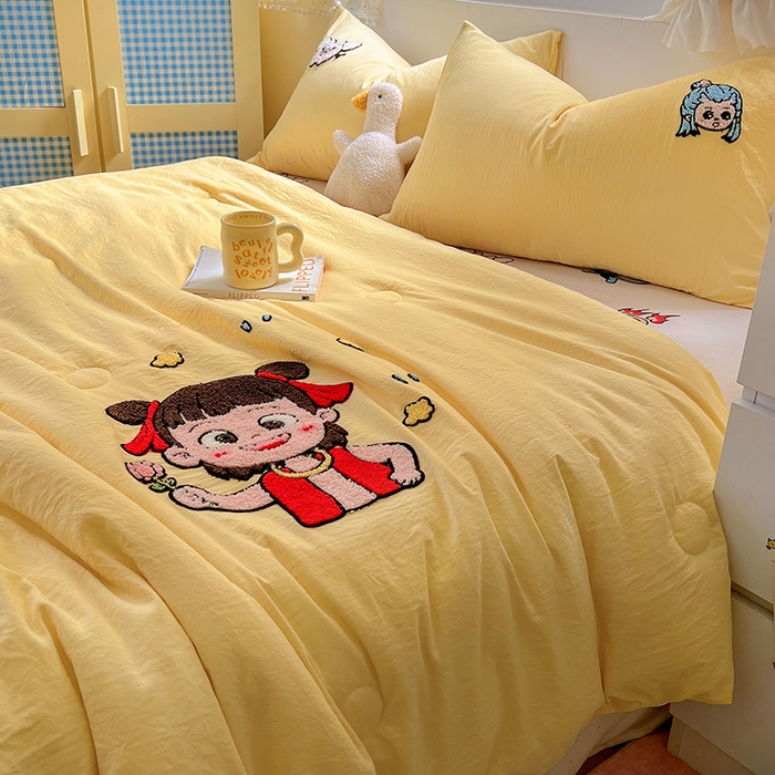 91家纺网 家纺一手货源 找家纺 易辰美 2025新款水洗棉毛巾绣夏被空调被夏凉被四件套 小哪吒（黄）