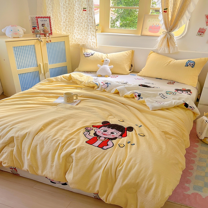 91家纺网 家纺一手货源 找家纺 易辰美 2025新款水洗棉毛巾绣夏被空调被夏凉被四件套 小哪吒（黄）