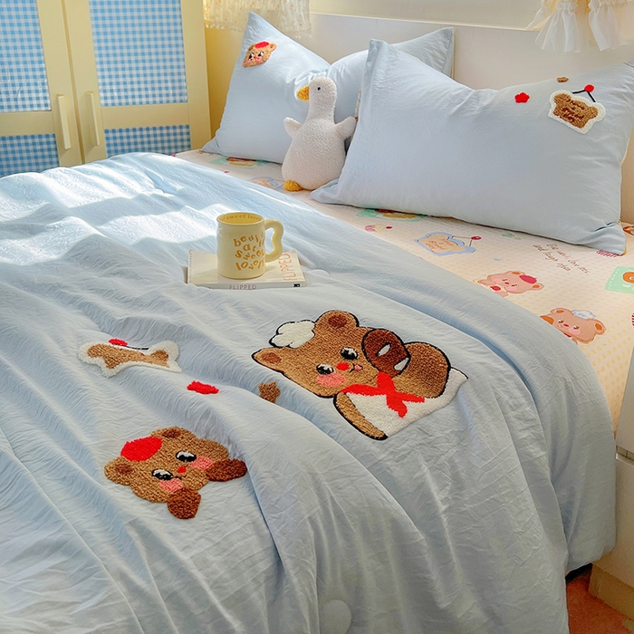 91家纺网 家纺一手货源 找家纺 易辰美 2025新款水洗棉毛巾绣夏被空调被夏凉被四件套 吐司熊