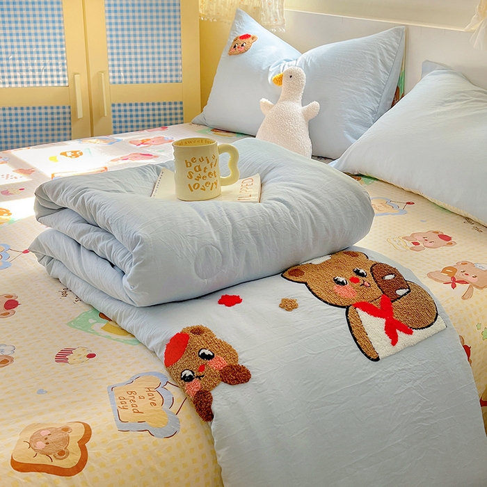 91家纺网 家纺一手货源 找家纺 易辰美 2025新款水洗棉毛巾绣夏被空调被夏凉被四件套 吐司熊
