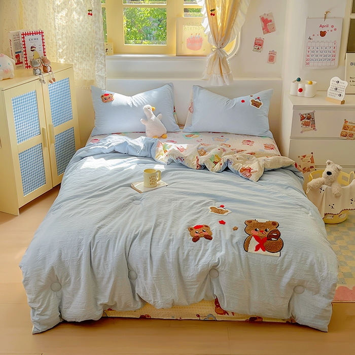 91家纺网 家纺一手货源 找家纺 易辰美 2025新款水洗棉毛巾绣夏被空调被夏凉被四件套 吐司熊