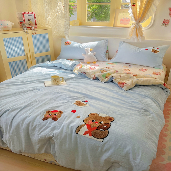 91家纺网 家纺一手货源 找家纺 易辰美 2025新款水洗棉毛巾绣夏被空调被夏凉被四件套 吐司熊