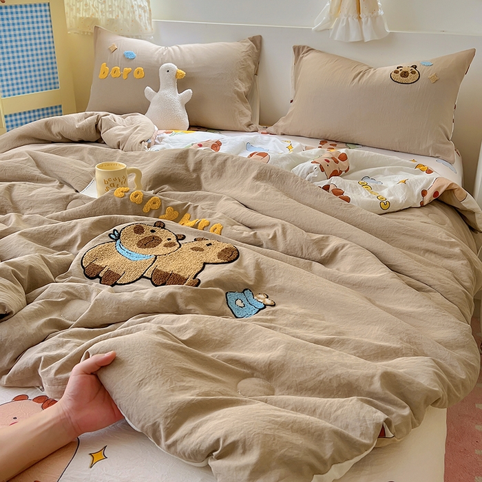 91家纺网 家纺一手货源 找家纺 易辰美 2025新款水洗棉毛巾绣夏被空调被夏凉被四件套 卡皮巴拉