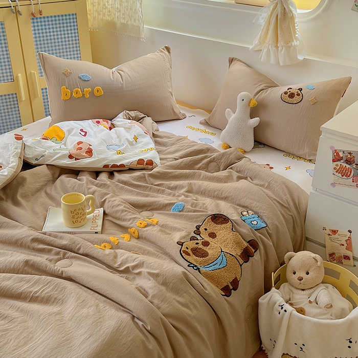 91家纺网 家纺一手货源 找家纺 易辰美 2025新款水洗棉毛巾绣夏被空调被夏凉被四件套 卡皮巴拉