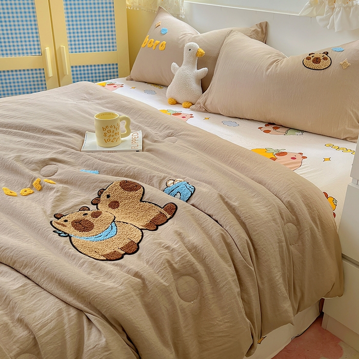 91家纺网 家纺一手货源 找家纺 易辰美 2025新款水洗棉毛巾绣夏被空调被夏凉被四件套 卡皮巴拉