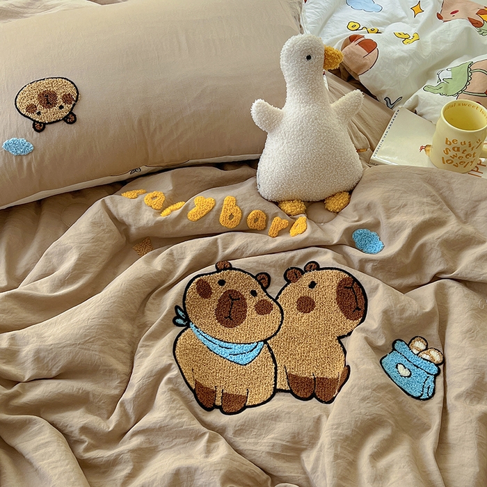 91家纺网 家纺一手货源 找家纺 易辰美 2025新款水洗棉毛巾绣夏被空调被夏凉被四件套 卡皮巴拉