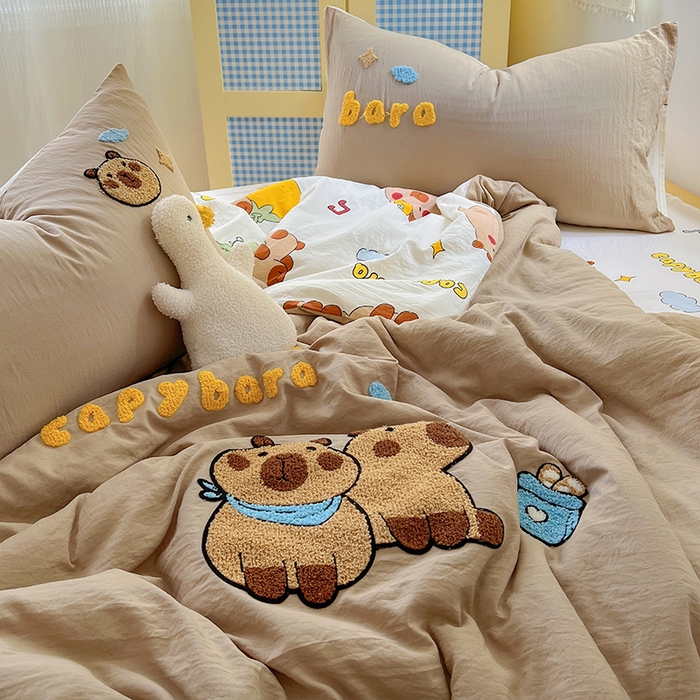 91家纺网 家纺一手货源 找家纺 易辰美 2025新款水洗棉毛巾绣夏被空调被夏凉被四件套 卡皮巴拉