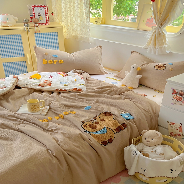 91家纺网 家纺一手货源 找家纺 易辰美 2025新款水洗棉毛巾绣夏被空调被夏凉被四件套 卡皮巴拉