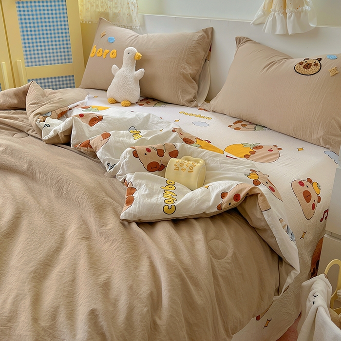 91家纺网 家纺一手货源 找家纺 易辰美 2025新款水洗棉毛巾绣夏被空调被夏凉被四件套 卡皮巴拉