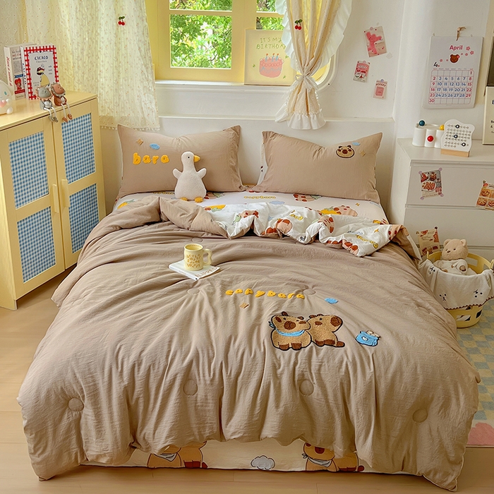 91家纺网 家纺一手货源 找家纺 易辰美 2025新款水洗棉毛巾绣夏被空调被夏凉被四件套 卡皮巴拉