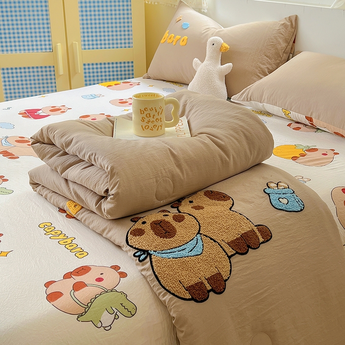 91家纺网 家纺一手货源 找家纺 易辰美 2025新款水洗棉毛巾绣夏被空调被夏凉被四件套 卡皮巴拉