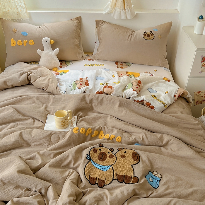 91家纺网 家纺一手货源 找家纺 易辰美 2025新款水洗棉毛巾绣夏被空调被夏凉被四件套 卡皮巴拉