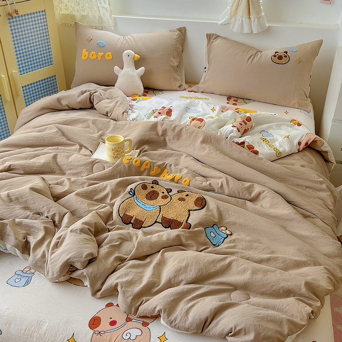 91家纺网 家纺一手货源 找家纺 易辰美 2025新款水洗棉毛巾绣夏被空调被夏凉被四件套 卡皮巴拉