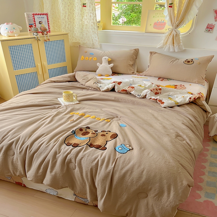 91家纺网 家纺一手货源 找家纺 易辰美 2025新款水洗棉毛巾绣夏被空调被夏凉被四件套 卡皮巴拉